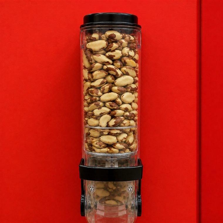 Dispensador de castanha-do-pará na parede vermelha da loja