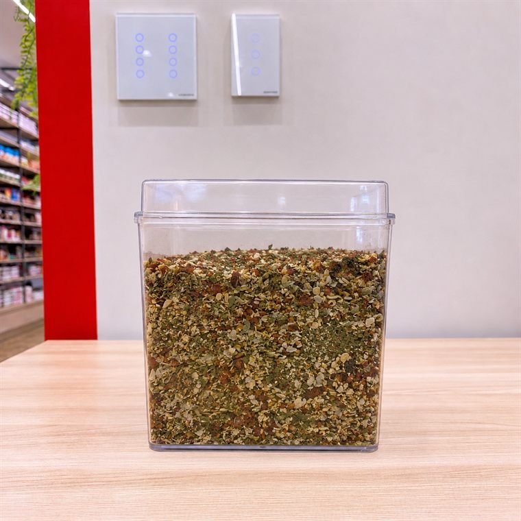 Pote de chimichurri sobre a bancada da loja