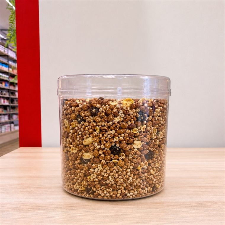 Pote de granola artesanal sobre a bancada da loja