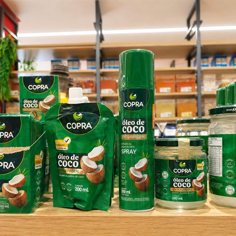 Prateleira com óleos de coco extravirgem em vidro, pouch e spray